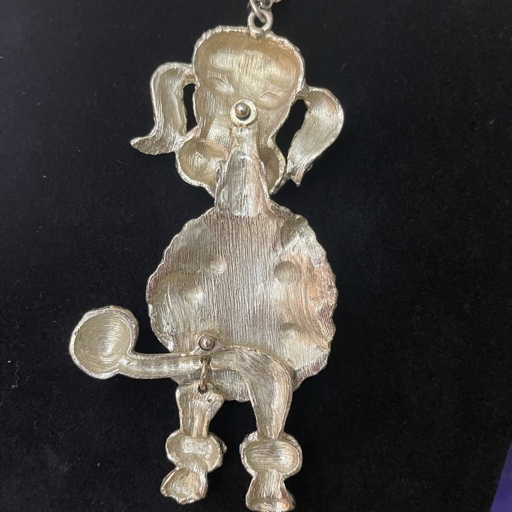 🐩 1950s Vintage Poodle Articulate Pendant Necklace Silver with Green Gem…​​ - Picture 9 of 11